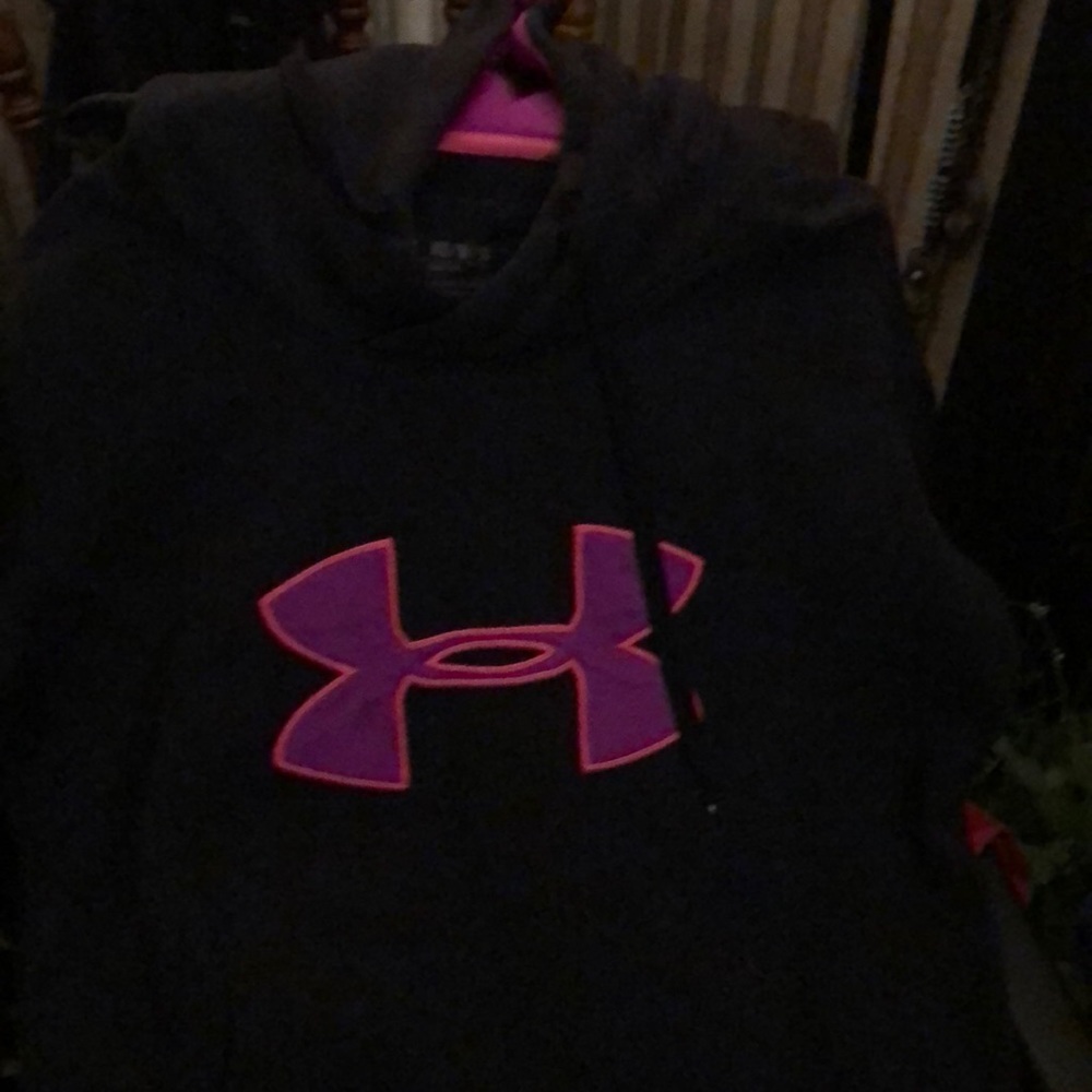 Under armor woman’s sweatshirt